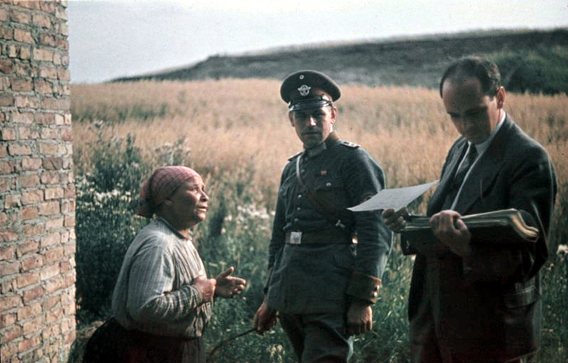 Romani woman with a German police officer and Nazi psychologist Robert Ritter. 
Source: Bundesarchiv R 165 Bild-244-71, Wikipedia