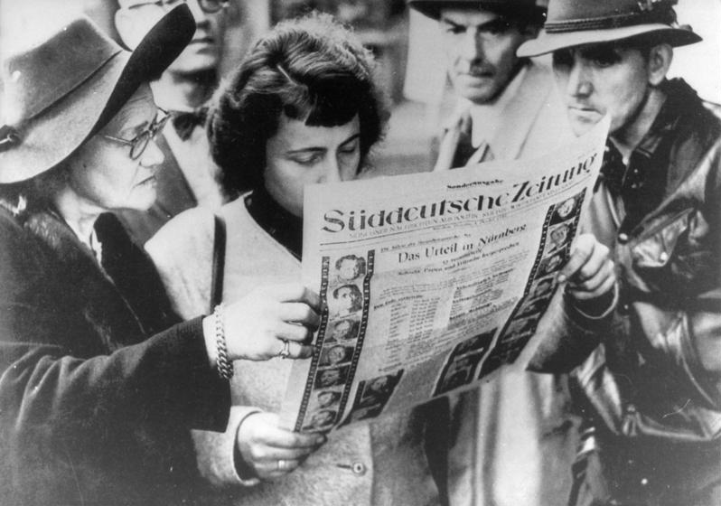 Germans read Süddeutsche Zeitung reporting the verdict on 1 October 1946.
Source: Wikimedia Commons