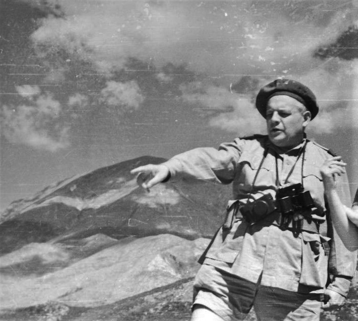 Wańkowicz as war correspondent  at the battlefield of Monte Cassino, May 1944.